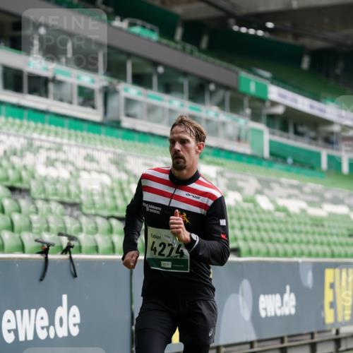 05.10.2025 - 20. swb-Marathon Bremen Michael Burmester http://msf.ph/oto/9325815 05.10.2025 12:46:03 Laufen im Stadion 256, 281, 349, 649, 852, 943, 1091, 1146, 1307, 1883, 2163, 2228, 2276, 2545, 2585, 3197, 3381, 3807, 4274, 4617, 4786, 5132, 5588, 6150, 6849, 7028, 7440, 7526, 7675, 1055, 1790, 3218, 4571, 6996, 8747, 8828, 9130 meine-sportfotos.de