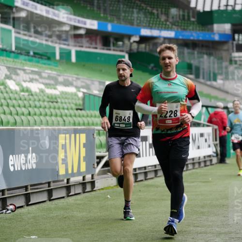 05.10.2025 - 20. swb-Marathon Bremen Michael Burmester http://msf.ph/oto/9325825 05.10.2025 12:46:07 Laufen im Stadion 256, 281, 349, 649, 852, 943, 1091, 1307, 2163, 2228, 2276, 2545, 2585, 3381, 3807, 4274, 4617, 4786, 5132, 5588, 6150, 6849, 7028, 7440, 7526, 7675, 1055, 1146, 1790, 1883, 3197, 3218, 8747 meine-sportfotos.de