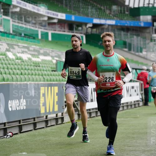 05.10.2025 - 20. swb-Marathon Bremen Michael Burmester http://msf.ph/oto/9325827 05.10.2025 12:46:07 Laufen im Stadion 256, 281, 349, 649, 852, 943, 1091, 1307, 2163, 2228, 2276, 2545, 2585, 3381, 3807, 4274, 4617, 4786, 5132, 5588, 6150, 6849, 7028, 7440, 7526, 7675, 1055, 1146, 1790, 1883, 3197, 3218, 8747 meine-sportfotos.de
