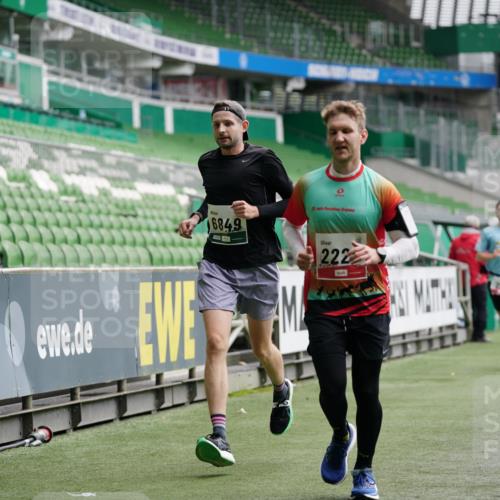 05.10.2025 - 20. swb-Marathon Bremen Michael Burmester http://msf.ph/oto/9325829 05.10.2025 12:46:07 Laufen im Stadion 256, 281, 349, 649, 852, 943, 1091, 1307, 2163, 2228, 2276, 2545, 2585, 3381, 3807, 4274, 4617, 4786, 5132, 5588, 6150, 6849, 7028, 7440, 7526, 7675, 1055, 1146, 1790, 1883, 3197, 3218, 8747 meine-sportfotos.de