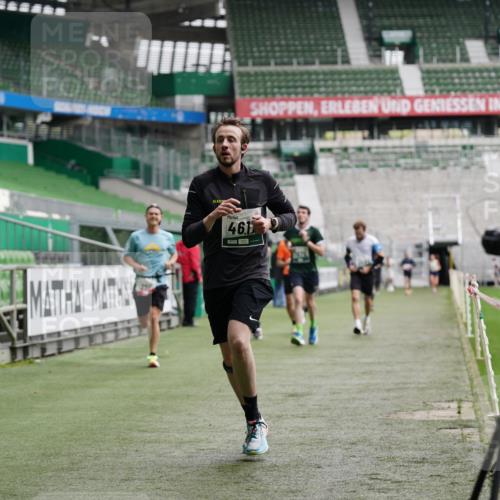 05.10.2025 - 20. swb-Marathon Bremen Michael Burmester http://msf.ph/oto/9325835 05.10.2025 12:46:08 Laufen im Stadion 256, 281, 349, 649, 852, 943, 1091, 1307, 2163, 2228, 2276, 2545, 2585, 3381, 3807, 4274, 4617, 4786, 5132, 5588, 6150, 6849, 7028, 7440, 7526, 7675, 1055, 1146, 1790, 1883, 3197, 3218, 6150, 8747 meine-sportfotos.de