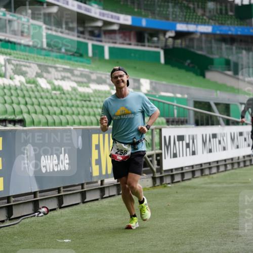 05.10.2025 - 20. swb-Marathon Bremen Michael Burmester http://msf.ph/oto/9325837 05.10.2025 12:46:11 Laufen im Stadion 256, 281, 349, 649, 852, 943, 1091, 1307, 2163, 2228, 2276, 2545, 2585, 3381, 3807, 4274, 4617, 4786, 5132, 5588, 6849, 7028, 7440, 7526, 7675, 1146, 1790, 1883, 3197, 6150, 8747 meine-sportfotos.de