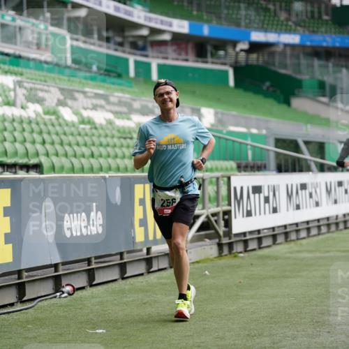 05.10.2025 - 20. swb-Marathon Bremen Michael Burmester http://msf.ph/oto/9325839 05.10.2025 12:46:11 Laufen im Stadion 256, 281, 349, 649, 852, 943, 1091, 1307, 2163, 2228, 2276, 2545, 2585, 3381, 3807, 4274, 4617, 4786, 5132, 5588, 6849, 7028, 7440, 7526, 7675, 1146, 1790, 1883, 3197, 6150, 8747 meine-sportfotos.de