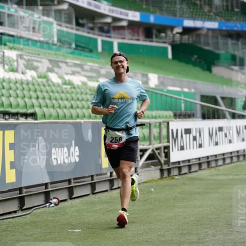 05.10.2025 - 20. swb-Marathon Bremen Michael Burmester http://msf.ph/oto/9325841 05.10.2025 12:46:11 Laufen im Stadion 256, 281, 349, 649, 852, 943, 1091, 1307, 2163, 2228, 2276, 2545, 2585, 3381, 3807, 4274, 4617, 4786, 5132, 5588, 6849, 7028, 7440, 7526, 7675, 1146, 1790, 1883, 3197, 6150, 8747 meine-sportfotos.de