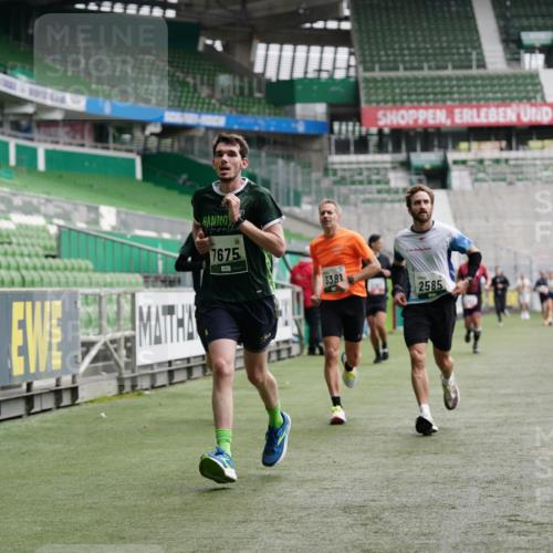 05.10.2025 - 20. swb-Marathon Bremen Michael Burmester http://msf.ph/oto/9325847 05.10.2025 12:46:13 Laufen im Stadion 256, 281, 349, 649, 852, 943, 1091, 1307, 2163, 2228, 2276, 2545, 2585, 3054, 3381, 3807, 4274, 4617, 4786, 5132, 5588, 6849, 7028, 7440, 7526, 7675, 1146, 1790, 1883, 3197, 6150, 7440, 8747 meine-sportfotos.de