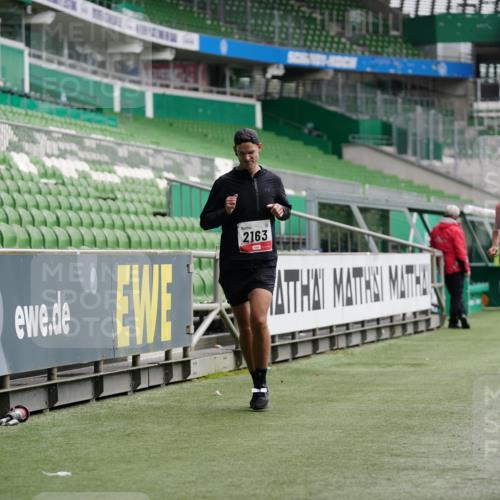 05.10.2025 - 20. swb-Marathon Bremen Michael Burmester http://msf.ph/oto/9325863 05.10.2025 12:46:18 Laufen im Stadion 256, 281, 349, 649, 852, 891, 943, 1091, 1246, 1307, 2163, 2228, 2276, 2545, 2585, 3054, 3084, 3381, 3807, 4274, 4617, 4758, 5132, 5588, 6849, 7028, 7526, 7675, 1146, 1883, 3197, 4786, 6150, 7440 meine-sportfotos.de