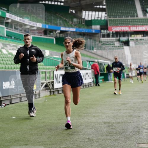 05.10.2025 - 20. swb-Marathon Bremen Michael Burmester http://msf.ph/oto/9325889 05.10.2025 12:46:29 Laufen im Stadion 256, 281, 609, 649, 852, 891, 943, 1091, 1246, 1307, 1521, 2163, 2228, 2276, 2545, 2585, 3054, 3084, 3381, 4274, 4617, 4758, 4848, 6849, 7526, 7583, 7675, 349, 649, 852, 1307, 3807, 4786, 5132, 5588, 7028, 7440 meine-sportfotos.de