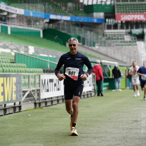 05.10.2025 - 20. swb-Marathon Bremen Michael Burmester http://msf.ph/oto/9325895 05.10.2025 12:46:33 Laufen im Stadion 256, 281, 609, 818, 891, 1091, 1246, 1521, 2163, 2228, 2276, 2585, 3054, 3084, 3381, 4274, 4617, 4758, 4848, 6849, 7526, 7583, 7675, 349, 649, 852, 943, 1307, 2545, 3807, 4786, 5132, 5588, 7028, 7440 meine-sportfotos.de