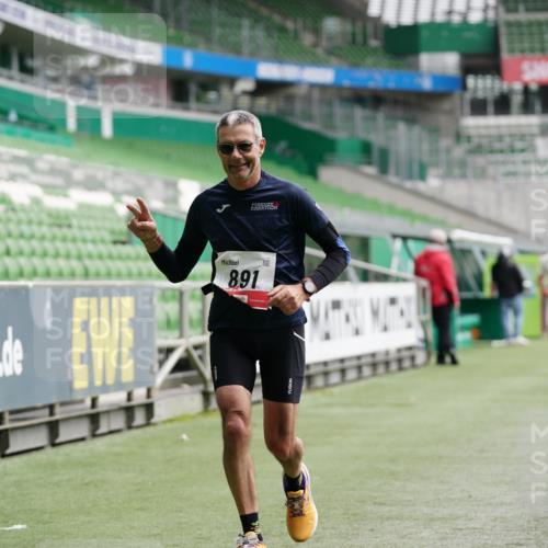 05.10.2025 - 20. swb-Marathon Bremen Michael Burmester http://msf.ph/oto/9325901 05.10.2025 12:46:34 Laufen im Stadion 256, 281, 609, 818, 891, 1091, 1246, 1521, 2163, 2228, 2276, 2585, 3054, 3084, 3381, 4274, 4617, 4758, 4848, 6849, 7526, 7583, 7675, 349, 649, 852, 943, 1091, 1307, 2545, 3807, 4786, 5132, 5588, 7028 meine-sportfotos.de