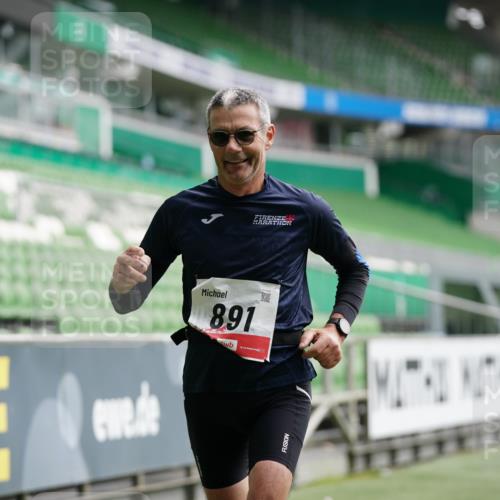 05.10.2025 - 20. swb-Marathon Bremen Michael Burmester http://msf.ph/oto/9325907 05.10.2025 12:46:35 Laufen im Stadion 256, 281, 609, 818, 891, 1246, 1521, 2163, 2228, 2276, 2585, 3054, 3084, 3381, 4274, 4617, 4758, 4848, 6849, 7526, 7583, 7675, 349, 649, 852, 943, 1091, 1307, 2545, 3807, 4786, 5132, 5588, 7028, 7526 meine-sportfotos.de