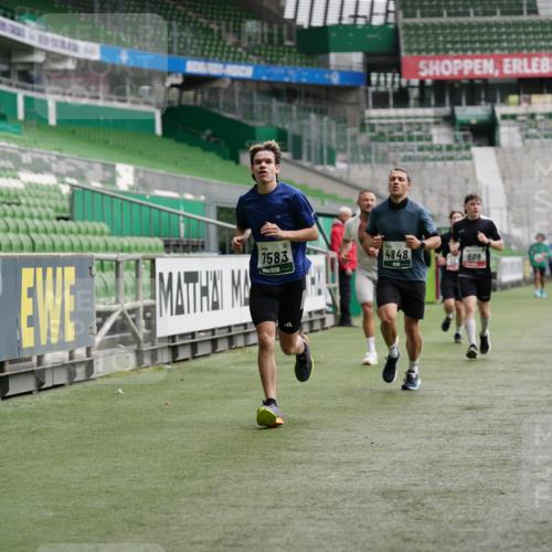 05.10.2025 - 20. swb-Marathon Bremen Michael Burmester http://msf.ph/oto/9325911 05.10.2025 12:46:38 Laufen im Stadion 256, 281, 502, 545, 609, 818, 862, 891, 1246, 1521, 2163, 2228, 2276, 2585, 3054, 3084, 3381, 4274, 4617, 4758, 4848, 6849, 7583, 7675, 349, 649, 852, 943, 1091, 1307, 2545, 3807, 5132, 5588, 7028, 7526 meine-sportfotos.de