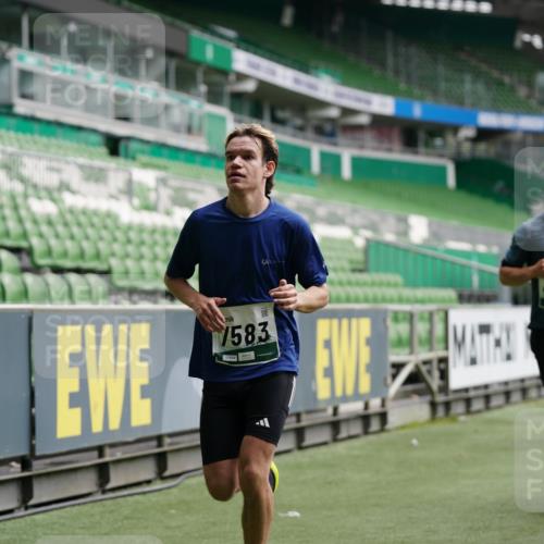 05.10.2025 - 20. swb-Marathon Bremen Michael Burmester http://msf.ph/oto/9325917 05.10.2025 12:46:40 Laufen im Stadion 223, 256, 281, 502, 545, 609, 818, 862, 891, 1246, 1521, 2163, 2228, 2276, 2585, 3054, 3084, 3381, 4274, 4617, 4758, 4848, 6295, 6849, 7583, 7675, 349, 649, 852, 943, 1091, 1307, 2545, 3807, 5132, 5588, 7028, 7526 meine-sportfotos.de