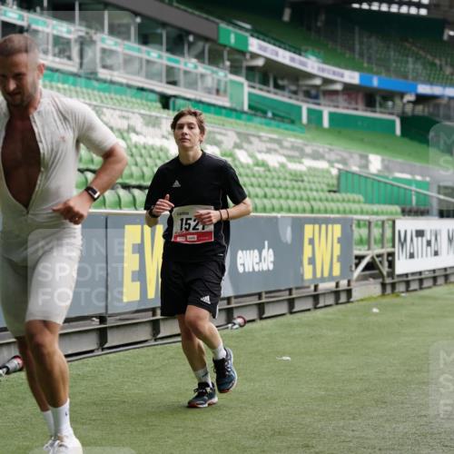 05.10.2025 - 20. swb-Marathon Bremen Michael Burmester http://msf.ph/oto/9325946 05.10.2025 12:46:45 Laufen im Stadion 223, 256, 281, 502, 505, 545, 609, 818, 862, 891, 1246, 1521, 2163, 2228, 2276, 2585, 3054, 3084, 3381, 4274, 4617, 4758, 4848, 6295, 6849, 7583, 7675, 649, 852, 943, 1091, 1307, 2545, 3807, 7028, 7526 meine-sportfotos.de