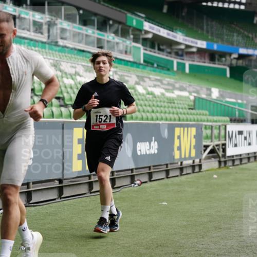 05.10.2025 - 20. swb-Marathon Bremen Michael Burmester http://msf.ph/oto/9325950 05.10.2025 12:46:45 Laufen im Stadion 223, 256, 281, 502, 505, 545, 609, 818, 862, 891, 1246, 1521, 2163, 2228, 2276, 2585, 3054, 3084, 3381, 4274, 4617, 4758, 4848, 6295, 6849, 7583, 7675, 649, 852, 943, 1091, 1307, 2545, 3807, 7028, 7526 meine-sportfotos.de