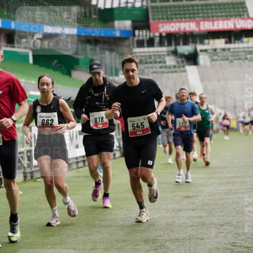 05.10.2025 - 20. swb-Marathon Bremen Michael Burmester http://msf.ph/oto/9325984 05.10.2025 12:46:53 Laufen im Stadion 223, 256, 265, 281, 502, 505, 545, 609, 818, 862, 891, 1246, 1521, 1635, 2163, 2276, 2585, 2939, 3054, 3084, 3381, 4617, 4758, 4848, 4966, 4988, 6295, 6849, 7583, 7675, 1091, 2228, 4274, 7526 meine-sportfotos.de