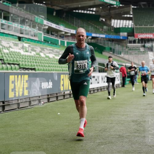 05.10.2025 - 20. swb-Marathon Bremen Michael Burmester http://msf.ph/oto/9326003 05.10.2025 12:47:56 Laufen im Stadion 344, 346, 442, 564, 656, 770, 1205, 1370, 1526, 1607, 1642, 1646, 2241, 2360, 2472, 2482, 2613, 2643, 2656, 2872, 3061, 3768, 4215, 4255, 4291, 4313, 5264, 5656, 5831, 5918, 6804, 7070, 7170, 7176, 7492, 7735, 7831, 7900, 8013, 8729, 223, 265, 391, 502, 505, 545, 862, 1635, 2939, 4966, 4988, 6295 meine-sportfotos.de