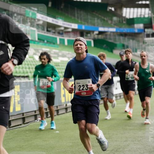 05.10.2025 - 20. swb-Marathon Bremen Michael Burmester http://msf.ph/oto/9326008 05.10.2025 12:46:57 Laufen im Stadion 223, 256, 265, 391, 502, 505, 545, 609, 818, 862, 891, 1246, 1521, 1635, 2163, 2276, 2585, 2939, 3054, 3084, 3381, 4758, 4848, 4966, 4988, 6295, 6849, 7583, 7675, 256, 281, 2228, 4274, 4617 meine-sportfotos.de