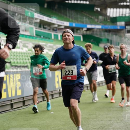 05.10.2025 - 20. swb-Marathon Bremen Michael Burmester http://msf.ph/oto/9326012 05.10.2025 12:46:57 Laufen im Stadion 223, 256, 265, 391, 502, 505, 545, 609, 818, 862, 891, 1246, 1521, 1635, 2163, 2276, 2585, 2939, 3054, 3084, 3381, 4758, 4848, 4966, 4988, 6295, 6849, 7583, 7675, 256, 281, 2228, 4274, 4617 meine-sportfotos.de