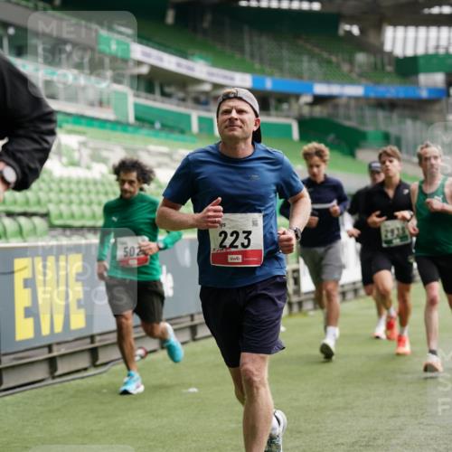 05.10.2025 - 20. swb-Marathon Bremen Michael Burmester http://msf.ph/oto/9326016 05.10.2025 12:46:57 Laufen im Stadion 223, 256, 265, 391, 502, 505, 545, 609, 818, 862, 891, 1246, 1521, 1635, 2163, 2276, 2585, 2939, 3054, 3084, 3381, 4758, 4848, 4966, 4988, 6295, 6849, 7583, 7675, 256, 281, 2228, 4274, 4617 meine-sportfotos.de