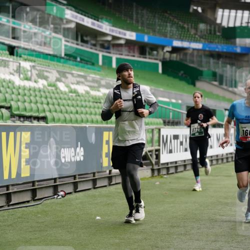 05.10.2025 - 20. swb-Marathon Bremen Michael Burmester http://msf.ph/oto/9326019 05.10.2025 12:48:00 Laufen im Stadion 344, 346, 442, 564, 656, 770, 1205, 1370, 1526, 1607, 1642, 1646, 2241, 2360, 2472, 2482, 2613, 2643, 2656, 2872, 3061, 3768, 4215, 4255, 4291, 4313, 5264, 5656, 5831, 5918, 6804, 7070, 7170, 7176, 7492, 7735, 7831, 7900, 8729, 223, 265, 391, 505, 1635, 2939, 4966, 4988, 6295, 8013 meine-sportfotos.de