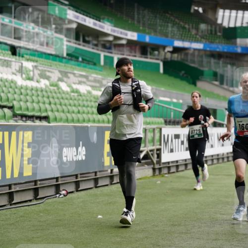 05.10.2025 - 20. swb-Marathon Bremen Michael Burmester http://msf.ph/oto/9326023 05.10.2025 12:48:00 Laufen im Stadion 344, 346, 442, 564, 656, 770, 1205, 1370, 1526, 1607, 1642, 1646, 2241, 2360, 2472, 2482, 2613, 2643, 2656, 2872, 3061, 3768, 4215, 4255, 4291, 4313, 5264, 5656, 5831, 5918, 6804, 7070, 7170, 7176, 7492, 7735, 7831, 7900, 8729, 223, 265, 391, 505, 1635, 2939, 4966, 4988, 6295, 8013 meine-sportfotos.de