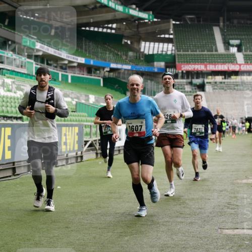 05.10.2025 - 20. swb-Marathon Bremen Michael Burmester http://msf.ph/oto/9326031 05.10.2025 12:48:01 Laufen im Stadion 344, 346, 442, 564, 656, 770, 1205, 1370, 1526, 1607, 1642, 1646, 2241, 2360, 2472, 2482, 2613, 2643, 2656, 2872, 3061, 3768, 4215, 4255, 4291, 4313, 4353, 5264, 5656, 5831, 5918, 6804, 7070, 7170, 7176, 7492, 7735, 7831, 7900, 8729, 265, 391, 505, 1635, 2939, 4966, 4988, 8013 meine-sportfotos.de