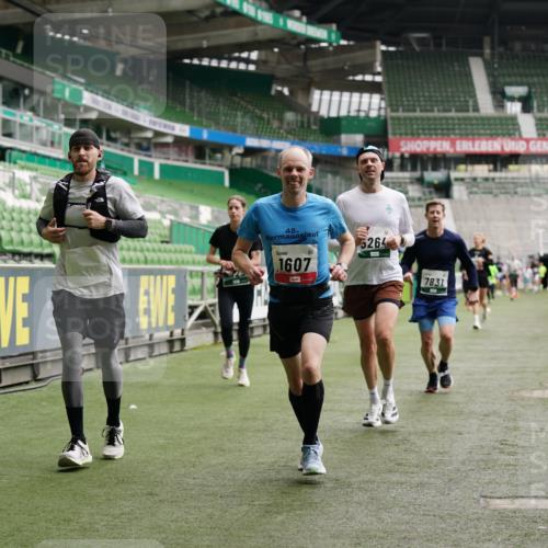 05.10.2025 - 20. swb-Marathon Bremen Michael Burmester http://msf.ph/oto/9326035 05.10.2025 12:48:01 Laufen im Stadion 344, 346, 442, 564, 656, 770, 1205, 1370, 1526, 1607, 1642, 1646, 2241, 2360, 2472, 2482, 2613, 2643, 2656, 2872, 3061, 3768, 4215, 4255, 4291, 4313, 4353, 5264, 5656, 5831, 5918, 6804, 7070, 7170, 7176, 7492, 7735, 7831, 7900, 8729, 265, 391, 505, 1635, 2939, 4966, 4988, 8013 meine-sportfotos.de