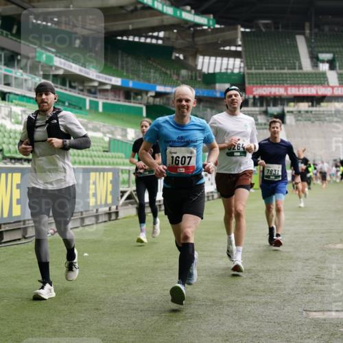 05.10.2025 - 20. swb-Marathon Bremen Michael Burmester http://msf.ph/oto/9326039 05.10.2025 12:48:01 Laufen im Stadion 344, 346, 442, 564, 656, 770, 1205, 1370, 1526, 1607, 1642, 1646, 2241, 2360, 2472, 2482, 2613, 2643, 2656, 2872, 3061, 3768, 4215, 4255, 4291, 4313, 4353, 5264, 5656, 5831, 5918, 6804, 7070, 7170, 7176, 7492, 7735, 7831, 7900, 8729, 265, 391, 505, 1635, 2939, 4966, 4988, 8013 meine-sportfotos.de