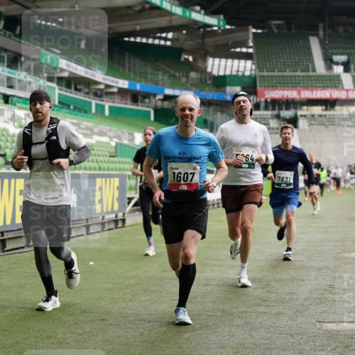 05.10.2025 - 20. swb-Marathon Bremen Michael Burmester http://msf.ph/oto/9326043 05.10.2025 12:48:01 Laufen im Stadion 344, 346, 442, 564, 656, 770, 1205, 1370, 1526, 1607, 1642, 1646, 2241, 2360, 2472, 2482, 2613, 2643, 2656, 2872, 3061, 3768, 4215, 4255, 4291, 4313, 4353, 5264, 5656, 5831, 5918, 6804, 7070, 7170, 7176, 7492, 7735, 7831, 7900, 8729, 265, 391, 505, 1635, 2939, 4966, 4988, 8013 meine-sportfotos.de