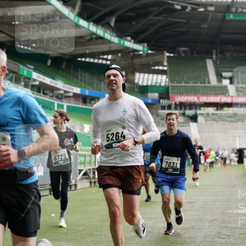 05.10.2025 - 20. swb-Marathon Bremen Michael Burmester http://msf.ph/oto/9326046 05.10.2025 12:48:02 Laufen im Stadion 344, 346, 442, 564, 656, 770, 1205, 1370, 1526, 1607, 1642, 1646, 2241, 2360, 2472, 2482, 2613, 2643, 2656, 2872, 3061, 3768, 4215, 4255, 4291, 4313, 4353, 5264, 5656, 5831, 5918, 6804, 7070, 7170, 7176, 7492, 7735, 7831, 7900, 8729, 8932, 265, 391, 505, 1635, 2939, 4966, 4988, 8013 meine-sportfotos.de