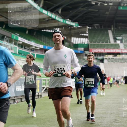 05.10.2025 - 20. swb-Marathon Bremen Michael Burmester http://msf.ph/oto/9326050 05.10.2025 12:48:02 Laufen im Stadion 344, 346, 442, 564, 656, 770, 1205, 1370, 1526, 1607, 1642, 1646, 2241, 2360, 2472, 2482, 2613, 2643, 2656, 2872, 3061, 3768, 4215, 4255, 4291, 4313, 4353, 5264, 5656, 5831, 5918, 6804, 7070, 7170, 7176, 7492, 7735, 7831, 7900, 8729, 8932, 265, 391, 505, 1635, 2939, 4966, 4988, 8013 meine-sportfotos.de