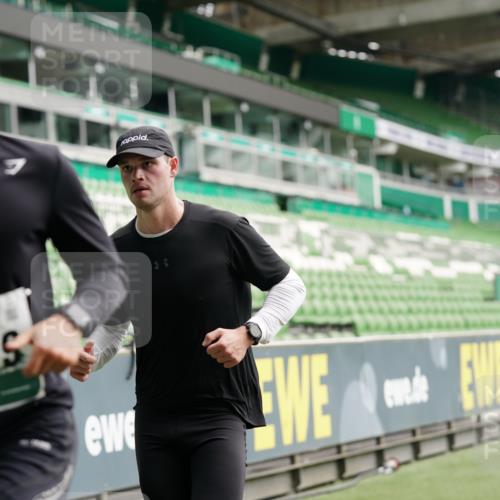 05.10.2025 - 20. swb-Marathon Bremen Michael Burmester http://msf.ph/oto/9326052 05.10.2025 12:47:01 Laufen im Stadion 223, 265, 391, 502, 505, 545, 609, 818, 862, 891, 1246, 1521, 1635, 2276, 2585, 2939, 3054, 3084, 3381, 4758, 4848, 4966, 4988, 6295, 7583, 7675, 8013, 256, 281, 2163, 2228, 4274, 4617, 6849 meine-sportfotos.de