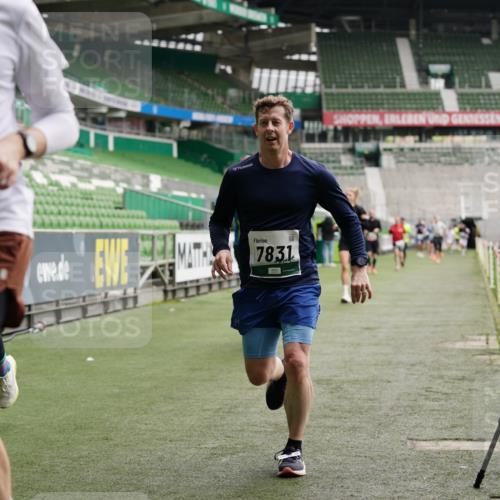 05.10.2025 - 20. swb-Marathon Bremen Michael Burmester http://msf.ph/oto/9326058 05.10.2025 12:48:03 Laufen im Stadion 344, 346, 442, 564, 656, 770, 1205, 1370, 1526, 1607, 1642, 1646, 2241, 2360, 2472, 2482, 2613, 2643, 2656, 2872, 3061, 3324, 3768, 4215, 4255, 4291, 4313, 4353, 5264, 5656, 5831, 5918, 6804, 7070, 7170, 7176, 7492, 7735, 7831, 7900, 8729, 8932, 265, 391, 505, 1635, 2939, 4966, 4988, 8013 meine-sportfotos.de