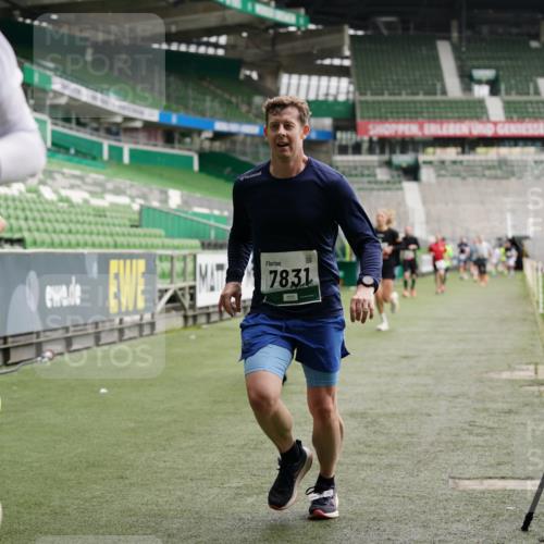 05.10.2025 - 20. swb-Marathon Bremen Michael Burmester http://msf.ph/oto/9326062 05.10.2025 12:48:03 Laufen im Stadion 344, 346, 442, 564, 656, 770, 1205, 1370, 1526, 1607, 1642, 1646, 2241, 2360, 2472, 2482, 2613, 2643, 2656, 2872, 3061, 3324, 3768, 4215, 4255, 4291, 4313, 4353, 5264, 5656, 5831, 5918, 6804, 7070, 7170, 7176, 7492, 7735, 7831, 7900, 8729, 8932, 265, 391, 505, 1635, 2939, 4966, 4988, 8013 meine-sportfotos.de