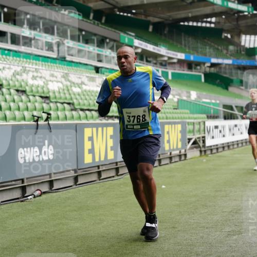 05.10.2025 - 20. swb-Marathon Bremen Michael Burmester http://msf.ph/oto/9326083 05.10.2025 12:48:05 Laufen im Stadion 344, 346, 442, 564, 656, 770, 1205, 1370, 1526, 1607, 1642, 1646, 2241, 2360, 2472, 2482, 2613, 2643, 2656, 2872, 3061, 3324, 3768, 4215, 4255, 4291, 4313, 4353, 5264, 5656, 5918, 6804, 7070, 7176, 7492, 7735, 7831, 7900, 8729, 8932, 265, 391, 505, 1635, 2939, 4966, 4988, 5831, 7170, 8013 meine-sportfotos.de