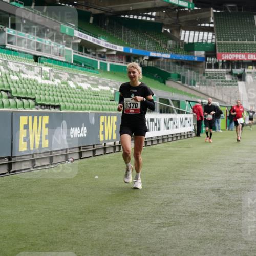 05.10.2025 - 20. swb-Marathon Bremen Michael Burmester http://msf.ph/oto/9326087 05.10.2025 12:48:07 Laufen im Stadion 344, 346, 442, 564, 656, 1205, 1370, 1526, 1607, 1642, 1646, 2241, 2360, 2472, 2482, 2613, 2643, 2656, 2872, 2974, 3061, 3324, 3768, 4215, 4255, 4291, 4313, 4353, 5264, 5656, 5918, 6804, 7070, 7176, 7492, 7735, 7831, 7900, 8729, 8932, 265, 391, 442, 770, 1635, 2939, 4988, 5831, 7170, 8013 meine-sportfotos.de
