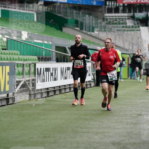 05.10.2025 - 20. swb-Marathon Bremen Michael Burmester http://msf.ph/oto/9326108 05.10.2025 12:48:11 Laufen im Stadion 344, 346, 564, 656, 1205, 1370, 1526, 1607, 1642, 1646, 1724, 2241, 2360, 2472, 2482, 2643, 2656, 2974, 3061, 3324, 3768, 4215, 4291, 4313, 4353, 5264, 5786, 5918, 6251, 6804, 7176, 7492, 7735, 7831, 7900, 8244, 8729, 8923, 8932, 265, 391, 442, 770, 2482, 2613, 2872, 4255, 5656, 5831, 7070, 7170, 8013 meine-sportfotos.de