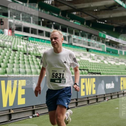 05.10.2025 - 20. swb-Marathon Bremen Michael Burmester http://msf.ph/oto/9326127 05.10.2025 12:47:16 Laufen im Stadion 223, 265, 391, 442, 502, 505, 545, 609, 656, 770, 818, 862, 1246, 1521, 1635, 2472, 2482, 2613, 2872, 2939, 3061, 3084, 4215, 4255, 4758, 4848, 4966, 4988, 5656, 5831, 6295, 7070, 7170, 7583, 8013, 256, 281, 891, 2163, 2276, 2585, 3054, 3381, 4758, 6849, 7675 meine-sportfotos.de