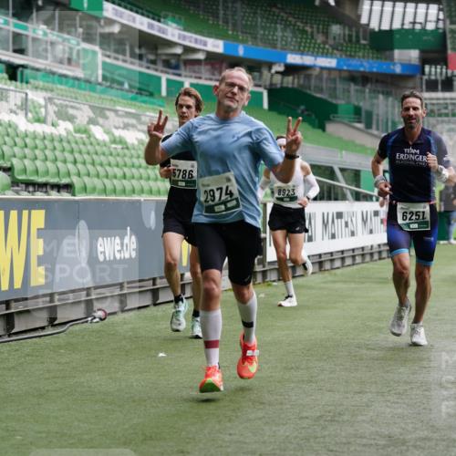 05.10.2025 - 20. swb-Marathon Bremen Michael Burmester http://msf.ph/oto/9326165 05.10.2025 12:48:20 Laufen im Stadion 492, 564, 1370, 1526, 1607, 1642, 1646, 1724, 2241, 2360, 2643, 2656, 2974, 3320, 3324, 3768, 3819, 4353, 5103, 5264, 5786, 5918, 6251, 6804, 7176, 7492, 7735, 7831, 7900, 8244, 8729, 8897, 8923, 8932, 344, 346, 442, 656, 770, 1205, 2472, 2482, 2613, 2872, 3061, 4215, 4255, 4291, 4313, 5656, 5831, 7070, 7170, 7176 meine-sportfotos.de