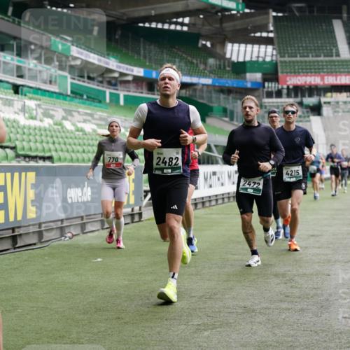 05.10.2025 - 20. swb-Marathon Bremen Michael Burmester http://msf.ph/oto/9326166 05.10.2025 12:47:23 Laufen im Stadion 223, 265, 344, 346, 391, 442, 502, 505, 545, 609, 656, 770, 818, 862, 1205, 1521, 1635, 2472, 2482, 2613, 2656, 2872, 2939, 3061, 4215, 4255, 4291, 4313, 4848, 4966, 4988, 5656, 5831, 6295, 7070, 7170, 7176, 7583, 8013, 891, 1246, 2276, 2585, 3054, 3084, 4758, 7675 meine-sportfotos.de