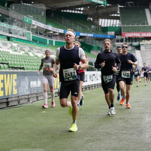 05.10.2025 - 20. swb-Marathon Bremen Michael Burmester http://msf.ph/oto/9326170 05.10.2025 12:47:23 Laufen im Stadion 223, 265, 344, 346, 391, 442, 502, 505, 545, 609, 656, 770, 818, 862, 1205, 1521, 1635, 2472, 2482, 2613, 2656, 2872, 2939, 3061, 4215, 4255, 4291, 4313, 4848, 4966, 4988, 5656, 5831, 6295, 7070, 7170, 7176, 7583, 8013, 891, 1246, 2276, 2585, 3054, 3084, 4758, 7675 meine-sportfotos.de