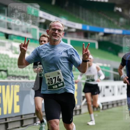 05.10.2025 - 20. swb-Marathon Bremen Michael Burmester http://msf.ph/oto/9326173 05.10.2025 12:48:20 Laufen im Stadion 492, 564, 1370, 1526, 1607, 1642, 1646, 1724, 2241, 2360, 2643, 2656, 2974, 3320, 3324, 3768, 3819, 4353, 5103, 5264, 5786, 5918, 6251, 6804, 7176, 7492, 7735, 7831, 7900, 8244, 8729, 8897, 8923, 8932, 344, 346, 442, 656, 770, 1205, 2472, 2482, 2613, 2872, 3061, 4215, 4255, 4291, 4313, 5656, 5831, 7070, 7170, 7176 meine-sportfotos.de