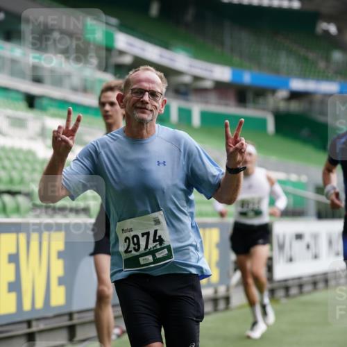 05.10.2025 - 20. swb-Marathon Bremen Michael Burmester http://msf.ph/oto/9326176 05.10.2025 12:48:20 Laufen im Stadion 492, 564, 1370, 1526, 1607, 1642, 1646, 1724, 2241, 2360, 2643, 2656, 2974, 3320, 3324, 3768, 3819, 4353, 5103, 5264, 5786, 5918, 6251, 6804, 7176, 7492, 7735, 7831, 7900, 8244, 8729, 8897, 8923, 8932, 344, 346, 442, 656, 770, 1205, 2472, 2482, 2613, 2872, 3061, 4215, 4255, 4291, 4313, 5656, 5831, 7070, 7170, 7176 meine-sportfotos.de