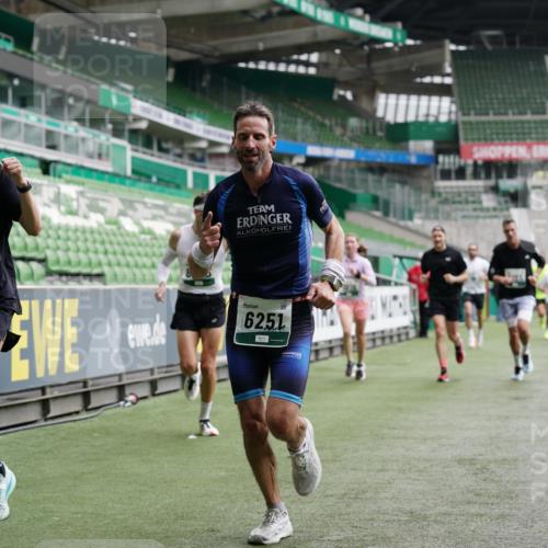05.10.2025 - 20. swb-Marathon Bremen Michael Burmester http://msf.ph/oto/9326188 05.10.2025 12:48:21 Laufen im Stadion 492, 564, 1370, 1526, 1607, 1642, 1646, 1724, 2241, 2360, 2643, 2656, 2974, 3320, 3324, 3768, 3819, 4353, 5103, 5264, 5786, 5918, 6251, 6632, 6804, 7492, 7735, 7831, 7900, 8244, 8729, 8897, 8923, 8932, 344, 346, 442, 656, 770, 1205, 2472, 2482, 2613, 2872, 3061, 4215, 4255, 4291, 4313, 5656, 5831, 7070, 7170, 7176 meine-sportfotos.de