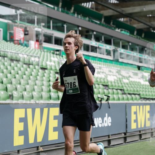 05.10.2025 - 20. swb-Marathon Bremen Michael Burmester http://msf.ph/oto/9326191 05.10.2025 12:48:22 Laufen im Stadion 492, 564, 1370, 1526, 1607, 1642, 1646, 1724, 2241, 2360, 2643, 2656, 2974, 3320, 3324, 3768, 3819, 4353, 5103, 5264, 5786, 5918, 6251, 6632, 6804, 7492, 7735, 7831, 7900, 8244, 8729, 8897, 8923, 8932, 344, 346, 442, 656, 770, 1205, 2472, 2482, 2613, 2872, 3061, 4215, 4255, 4291, 4313, 5656, 5831, 7070, 7170, 7176 meine-sportfotos.de