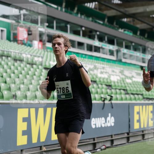 05.10.2025 - 20. swb-Marathon Bremen Michael Burmester http://msf.ph/oto/9326195 05.10.2025 12:48:22 Laufen im Stadion 492, 564, 1370, 1526, 1607, 1642, 1646, 1724, 2241, 2360, 2643, 2656, 2974, 3320, 3324, 3768, 3819, 4353, 5103, 5264, 5786, 5918, 6251, 6632, 6804, 7492, 7735, 7831, 7900, 8244, 8729, 8897, 8923, 8932, 344, 346, 442, 656, 770, 1205, 2472, 2482, 2613, 2872, 3061, 4215, 4255, 4291, 4313, 5656, 5831, 7070, 7170, 7176 meine-sportfotos.de