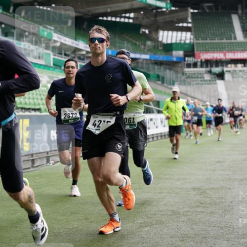 05.10.2025 - 20. swb-Marathon Bremen Michael Burmester http://msf.ph/oto/9326196 05.10.2025 12:47:25 Laufen im Stadion 223, 265, 344, 346, 391, 442, 502, 505, 545, 564, 609, 656, 770, 818, 862, 1205, 1521, 1635, 2472, 2482, 2613, 2656, 2872, 2939, 3061, 4215, 4255, 4291, 4313, 4848, 4966, 4988, 5656, 5831, 6295, 7070, 7170, 7176, 7492, 7583, 8013, 609, 891, 1246, 3054, 3084, 4758 meine-sportfotos.de