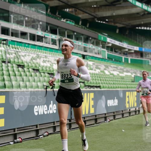 05.10.2025 - 20. swb-Marathon Bremen Michael Burmester http://msf.ph/oto/9326199 05.10.2025 12:48:23 Laufen im Stadion 492, 564, 1370, 1526, 1607, 1642, 1646, 1724, 2241, 2360, 2643, 2656, 2974, 3320, 3324, 3768, 3819, 4353, 5103, 5264, 5786, 5918, 6251, 6632, 6804, 7492, 7735, 7831, 7900, 8244, 8729, 8897, 8923, 8932, 344, 346, 442, 656, 770, 1205, 2472, 2482, 2613, 2656, 2872, 3061, 4215, 4255, 4291, 4313, 5656, 5831, 7070, 7170, 7176 meine-sportfotos.de