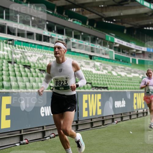 05.10.2025 - 20. swb-Marathon Bremen Michael Burmester http://msf.ph/oto/9326206 05.10.2025 12:48:23 Laufen im Stadion 492, 564, 1370, 1526, 1607, 1642, 1646, 1724, 2241, 2360, 2643, 2656, 2974, 3320, 3324, 3768, 3819, 4353, 5103, 5264, 5786, 5918, 6251, 6632, 6804, 7492, 7735, 7831, 7900, 8244, 8729, 8897, 8923, 8932, 344, 346, 442, 656, 770, 1205, 2472, 2482, 2613, 2656, 2872, 3061, 4215, 4255, 4291, 4313, 5656, 5831, 7070, 7170, 7176 meine-sportfotos.de