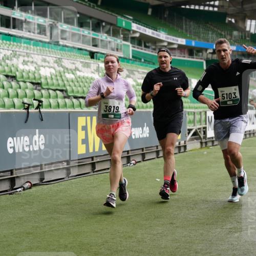 05.10.2025 - 20. swb-Marathon Bremen Michael Burmester http://msf.ph/oto/9326223 05.10.2025 12:48:25 Laufen im Stadion 492, 1370, 1526, 1607, 1625, 1642, 1646, 1724, 2241, 2360, 2643, 2974, 3320, 3324, 3768, 3819, 4353, 5103, 5264, 5786, 5918, 6251, 6632, 6804, 7492, 7735, 7831, 7900, 8244, 8687, 8729, 8897, 8923, 8932, 344, 346, 442, 564, 656, 770, 1205, 2472, 2482, 2613, 2656, 2872, 3061, 4215, 4255, 4291, 4313, 5656, 7070, 7176, 7492 meine-sportfotos.de